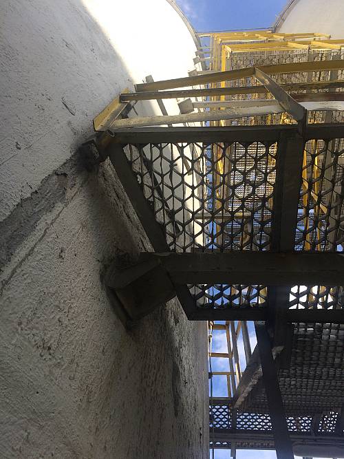 Die Reparatur der Treppe und Schutzbarrieren  für Betonsilos